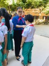 Đ/c Huỳnh Thị Ngân Giang - PBT đoàn phường đeo khăn quàng cho các đội viên mới