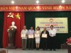 Ông Mai Tấn Khoa – PBT Đảng ủy trao giấy khen của Ủy ban MTTQ Việt Nam phường cho các tập thể có thành tích hoàn thành tốt trong công tác Mặt trận năm 2020