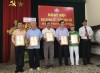 Ông Phan Văn Ngọc - phó chủ tịch UBND phường trao giấy công nhận gia đình văn hoá tiêu biểu cho các hộ gia đình