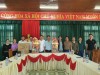 Ông Phan Văn Ngọc - Phó chủ tịch UBND trưởng đoàn tặng quà cho lãnh đạo xã Trà Nam