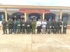 Các đồng chí lãnh đạo phường chụp ảnh lưu niệm cùng lãnh đạo đơn vị và quân nhân dự bị đang huấn luyện tại trung đoàn 885