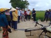 Nhân dân đang được cán bộ Hợp tác xã nông nghiệp công nghệ cao Quảng Nam hướng dẫn vận hành cách phun thuốc bằng máy bay không người lái