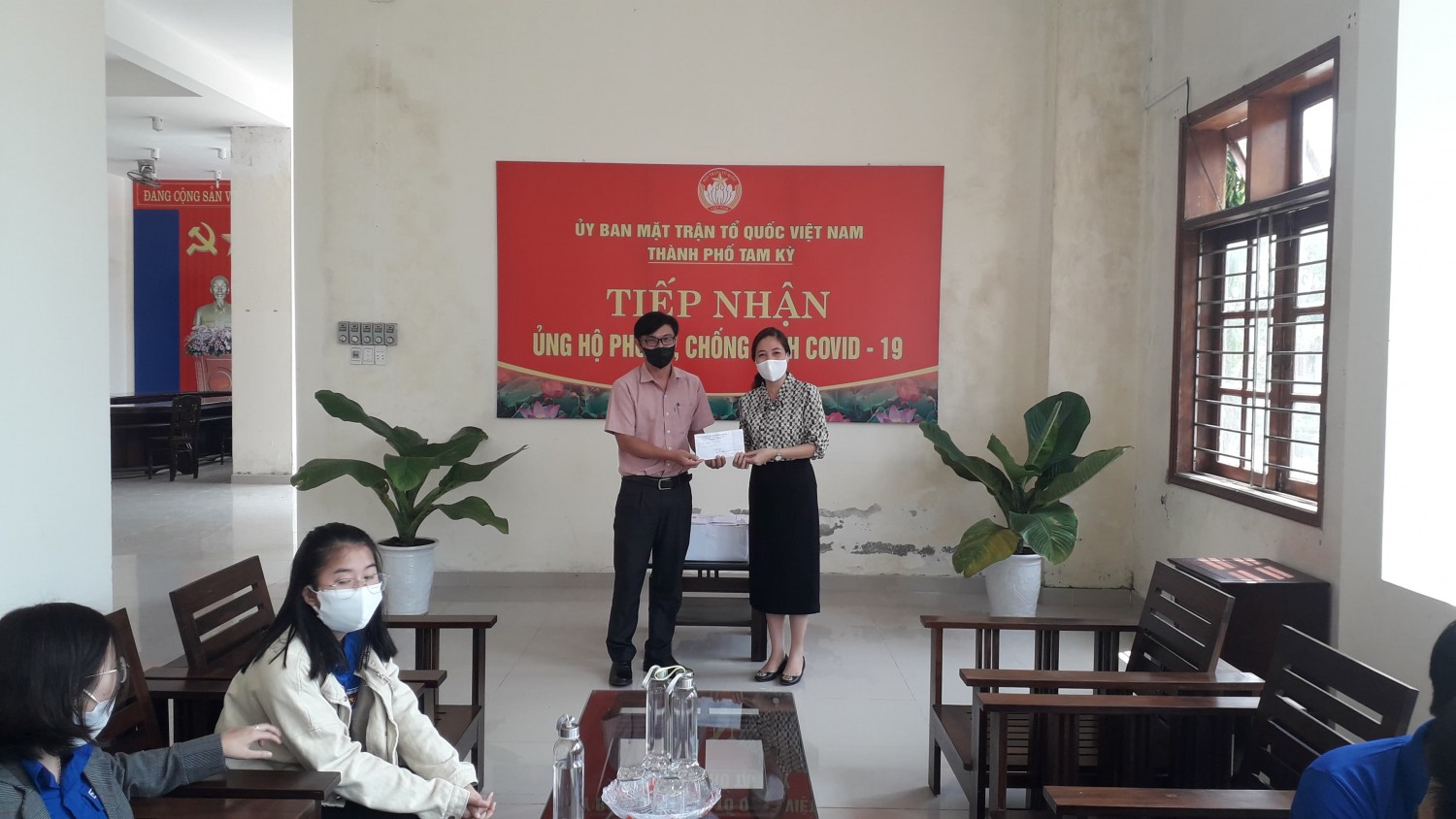 Đồng chí Phan Văn Ngọc - Chủ tịch Công đoàn phường trao kinh phí tại trụ sở UBMTTQ Việt Nam thành phố