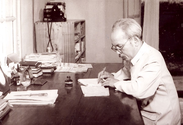 Là lời huấn thị của Chủ tịch Hồ Chí Minh tại buổi nói chuyện với cán bộ và đại biểu nhân dân các dân tộc tỉnh Lào Cai, ngày 24 tháng 8 năm 1958.