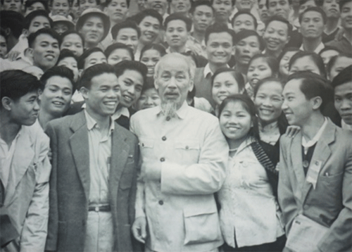 Là lời dạy của Chủ tịch Hồ Chí Minh trong “Bài nói chuyện tại lớp bồi dưỡng cán bộ về công tác mặt trận”, Bác nói cuối tháng 8 năm 1962, Báo Nhân dân đăng trên số 3081, ngày 31 tháng 8 năm 1962.