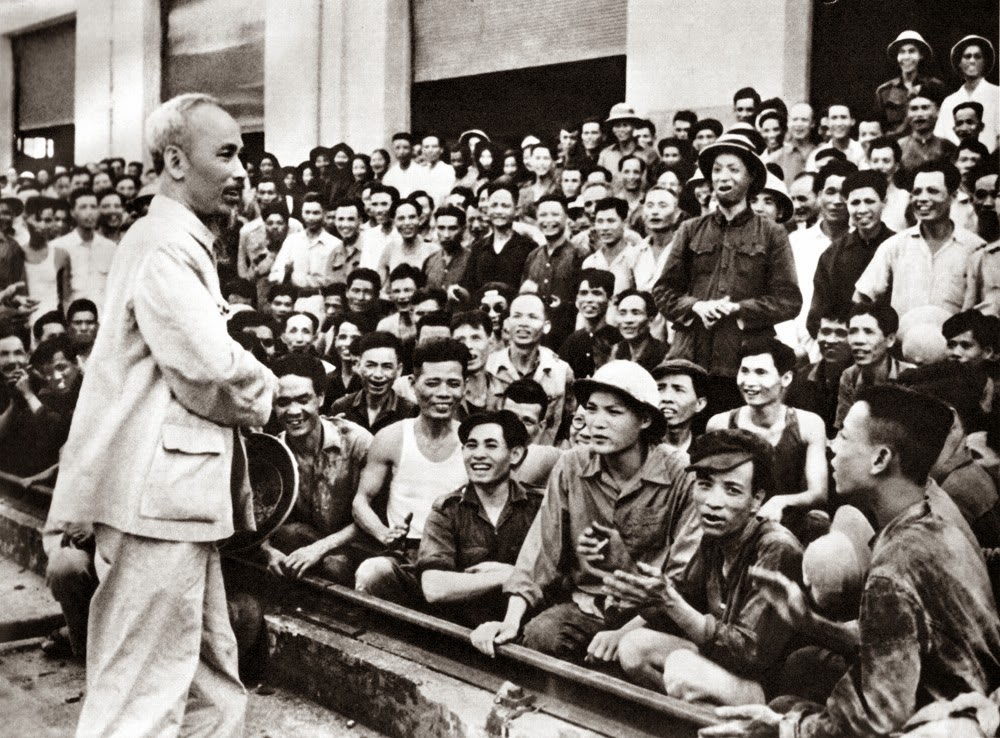 Câu thơ trên trích trong bài thơ “Kế hoạch Na va đầu voi đuôi chó” của Chủ tịch Hồ Chí Minh với bút danh “C.B”; Báo Nhân dân, đăng số 408, từ ngày 16 đến ngày 20 tháng 11 năm 1953.