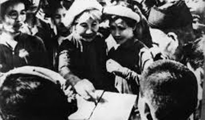 Nhân dân Thủ đô Hà Nội đi bỏ phiếu bầu cử Quốc hội đầu tiên của nước Việt Nam Dân chủ Cộng hòa ngày 6/1/1946. Ảnh tư liệu.
