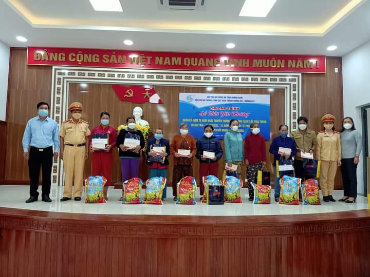 Hội Phụ nữ phường Tân Thạnh phối hợp Hội Phụ nữ CSGT Tỉnh Quảng Nam trao quà cho chị em Phụ nữ khó khăn trên địa bàn phường.