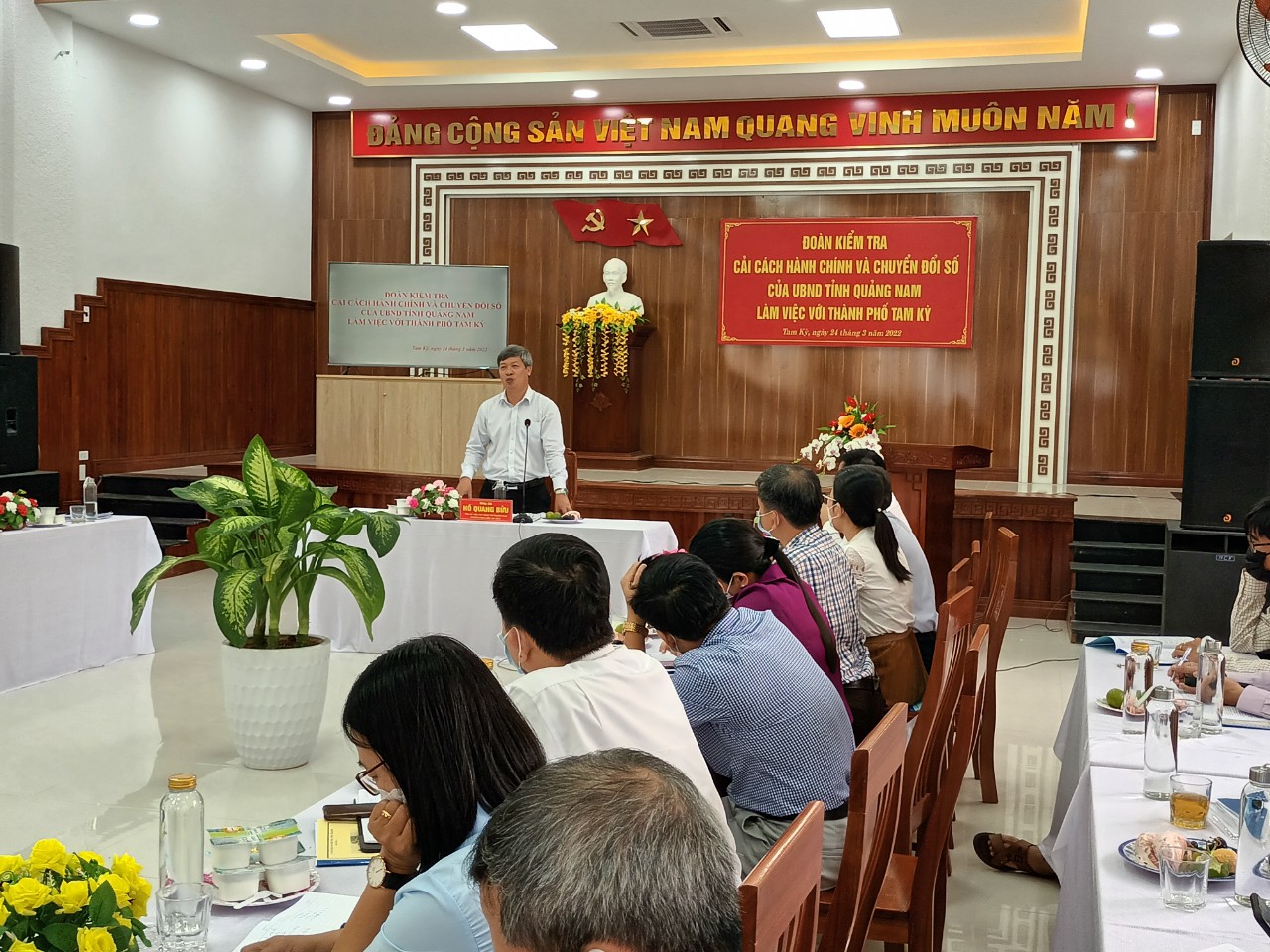 Đồng chí Hồ Quang Bửu - Phó chủ tịch UBND tỉnh phát biểu tại buổi làm việc