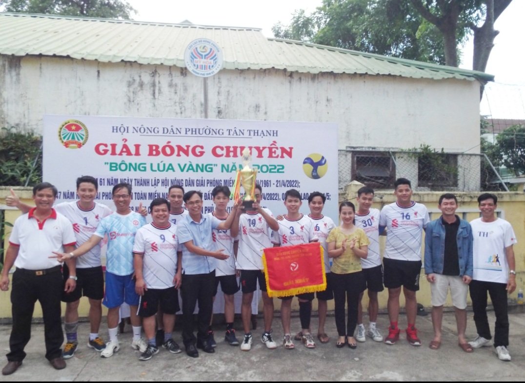Đội bóng chuyền KP Mỹ Thạch Trung đoạt cúp vô địch giải bóng chuyền “Bông lúa vàng” năm 2022