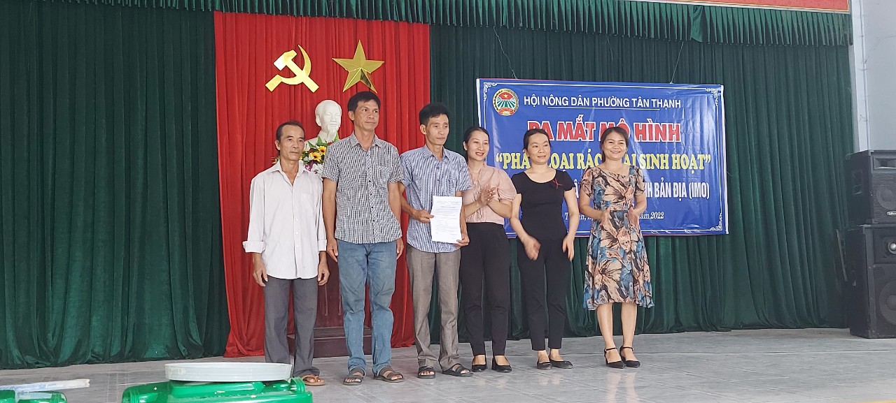 Bà Trần Quỳnh Mai - Chủ tịch Hội nông dân phường trao quyết định cho các thành viên thực hiện mô hình